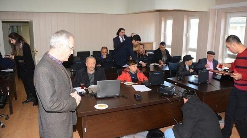 Dinar&rsquo;da 40 Yaş Ve &Uuml;zeri Vatandaşlara Bilgisayar Eğitimi Verildi