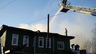 İki Katlı Ev Yangında Kullanılamaz Hale Geldi