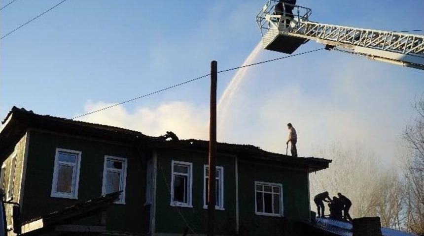 İki Katlı Ev Yangında Kullanılamaz Hale Geldi