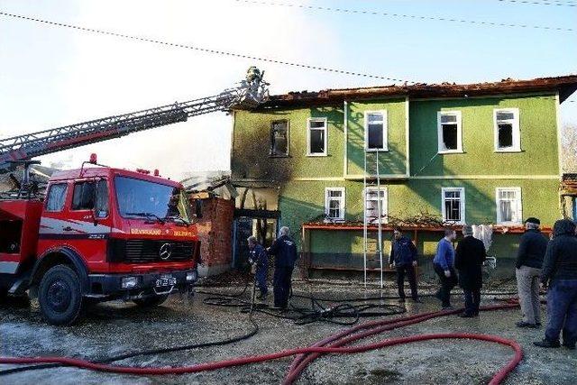 İki Katlı Ev Yangında Kullanılamaz Hale Geldi