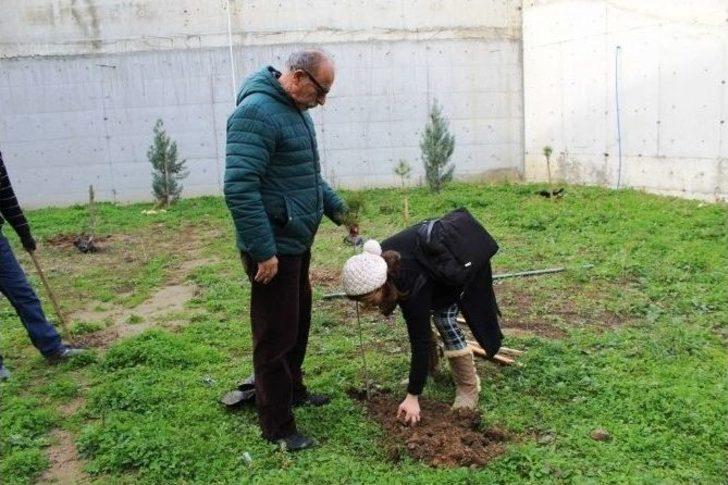 Ölen Çocukları İçin Hastane Bahçesini Ağaçlandırdılar G2