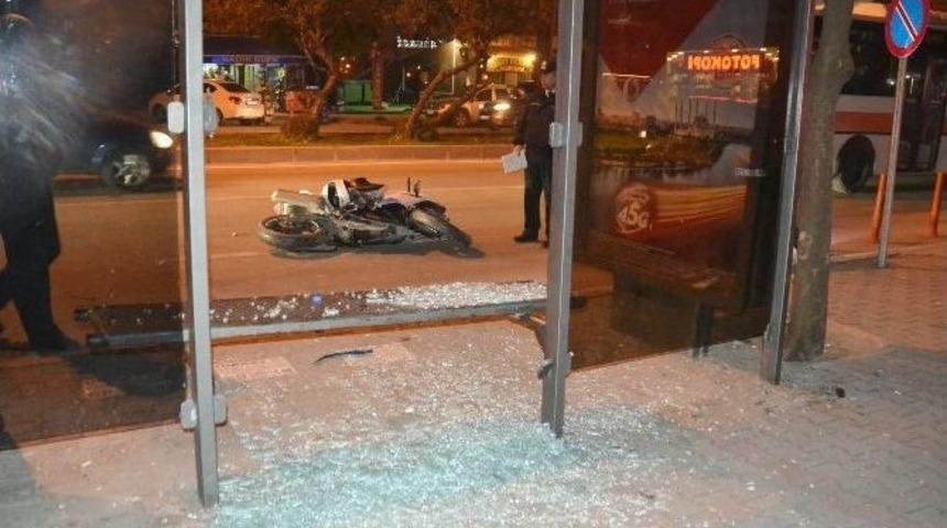 Adana&rsquo;da Motosiklet Otob&uuml;s Durağına Daldı: 5 Yaralı