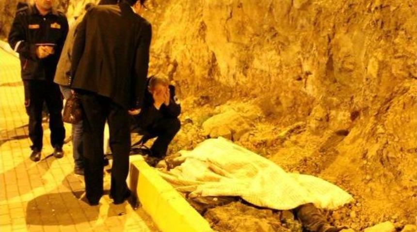 Zincirleme Kazada Kaldırımda Y&uuml;r&uuml;yen Polis &Ouml;ld&uuml;, 2 Yaralı