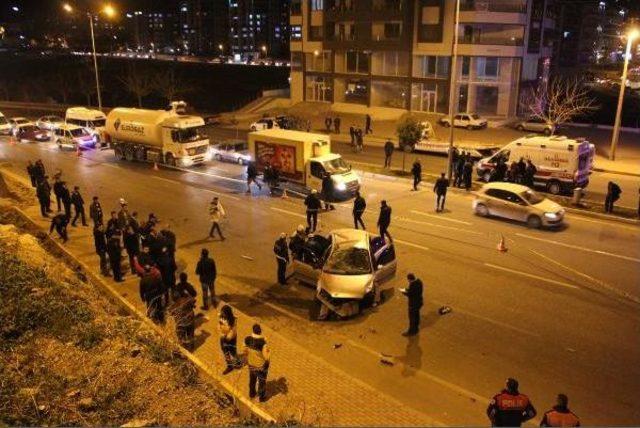 Zincirleme Kazada Kaldırımda Yürüyen Polis Öldü, 2 Yaralı