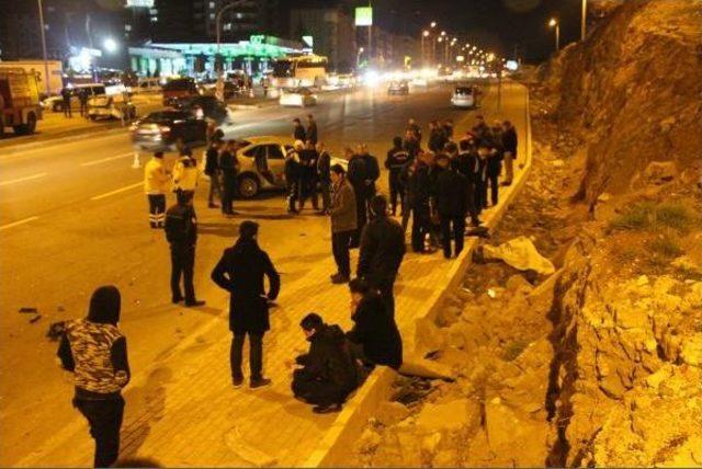 Zincirleme Kazada Kaldırımda Yürüyen Polis Öldü, 2 Yaralı