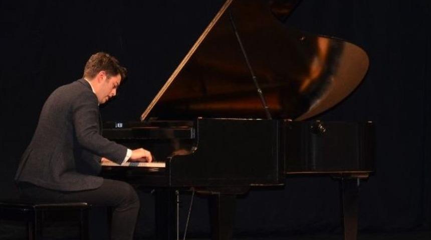 Kartallı Gen&ccedil; Piyano Sanat&ccedil;ısından Konser