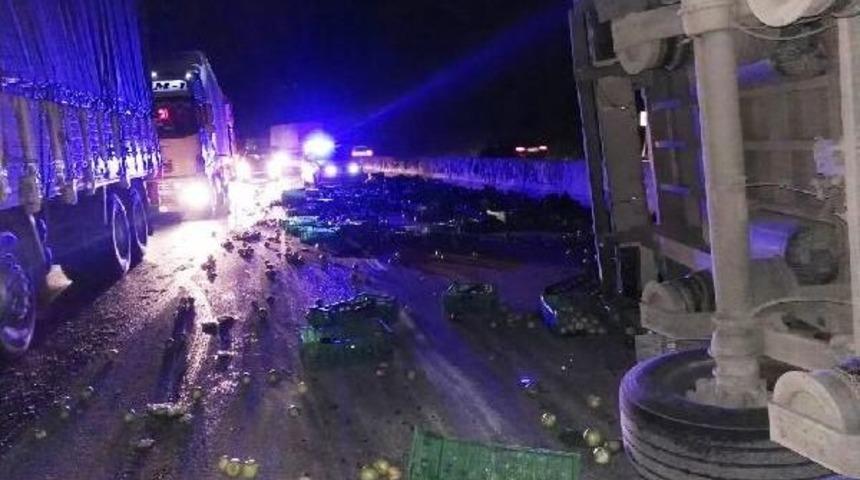 Devrilen Kamyondaki Elmalar Karayoluna Sa&ccedil;ıldı