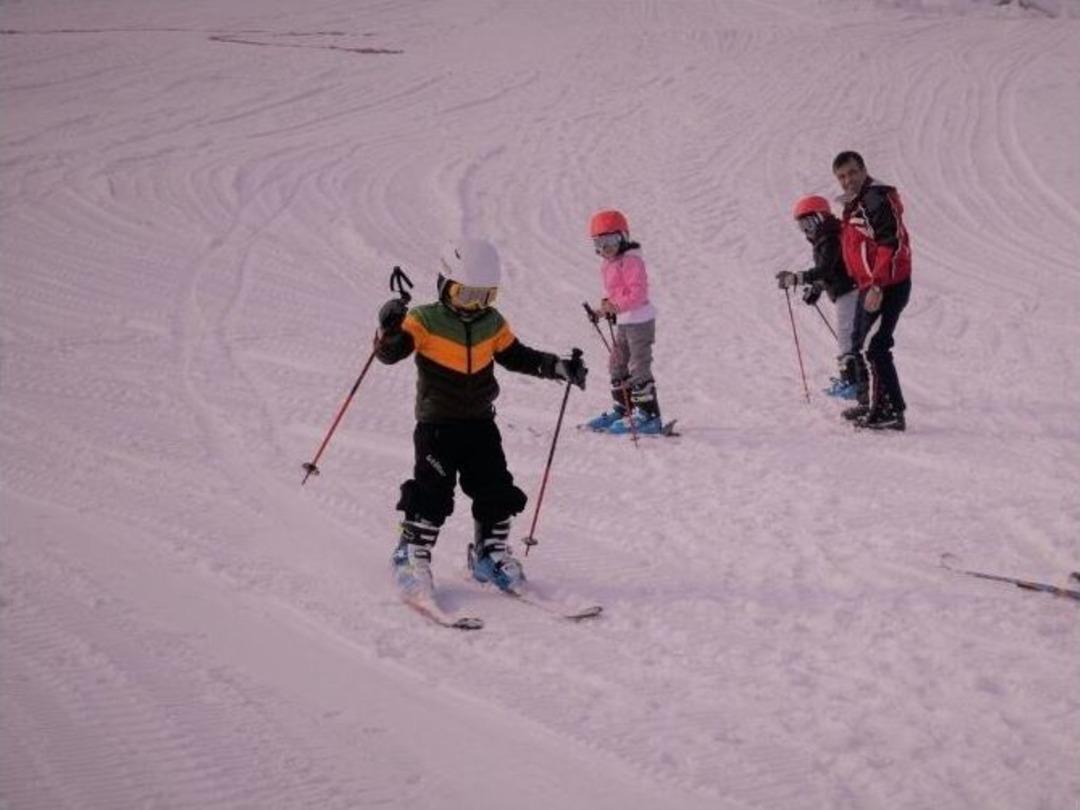 Ter&ouml;rle M&uuml;cadele Eden Kahramanlardan, Y&uuml;ksekovalı &Ccedil;ocuklara Kayak Eğitimi