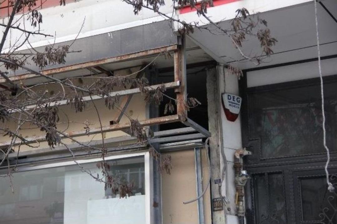 Duvarı Delerek Girdikleri Kuyumcudan 900 Bin Liralık Altın &Ccedil;aldılar