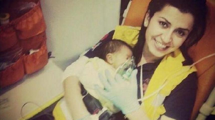 Yaralıya M&uuml;dahale Ederken Ara&ccedil; &Ccedil;arpan Sağlık&ccedil;ı Anne, Yaşam Savaşı Veriyor