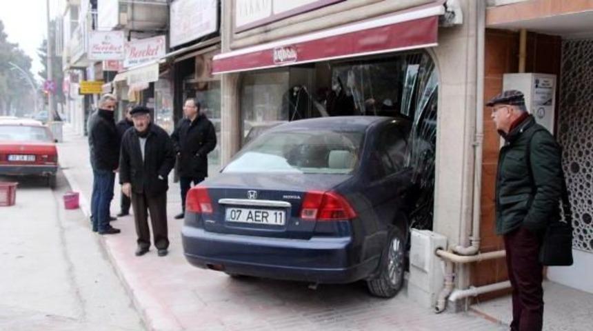79 Yaşındaki S&uuml;r&uuml;c&uuml;, Otomobiliyle Giyim Mağazasına Daldı