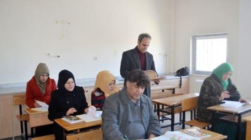 Suriyeliler T&uuml;rk&ccedil;e &Ouml;ğreniyor