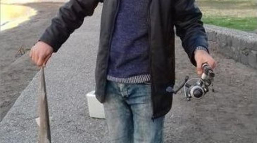 Oltaya Yavru K&ouml;pek Balığı Takıldı