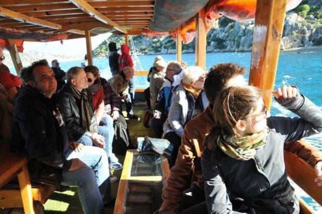 Demre'de Turistler Tekne Turuna Çıktı, Denize Girdi