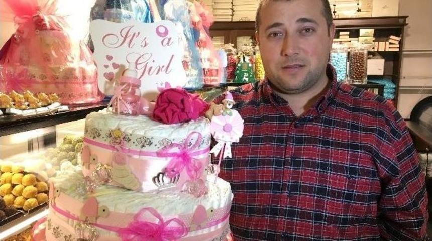 Aileler Bebek G&ouml;rmeye Altın Yerine Bez Pastayla Gidiyor