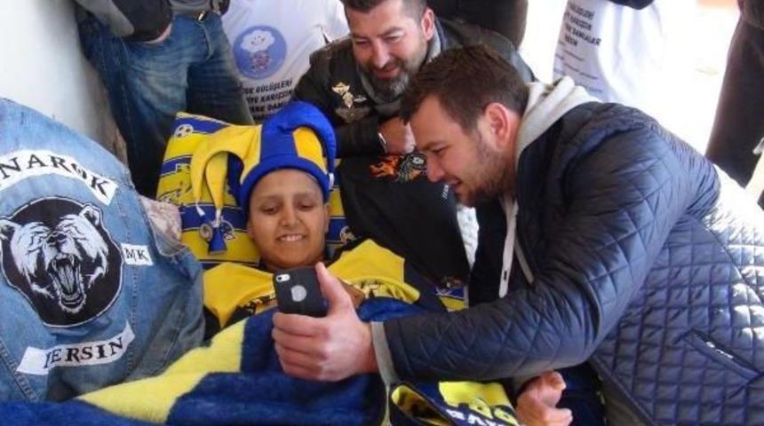 Kanser Tedavisi Gören Genç, Fenerbahçeli Futbolcularla Görüntülü Konuştu