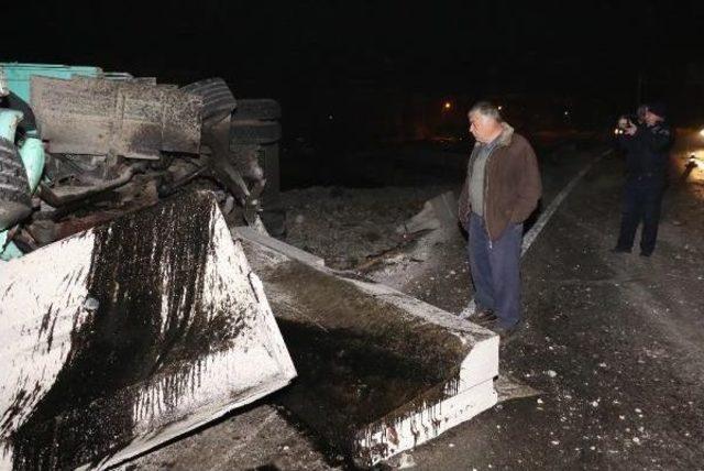 Devrilen Tır'ın Şoförüne Polis Tesellisi