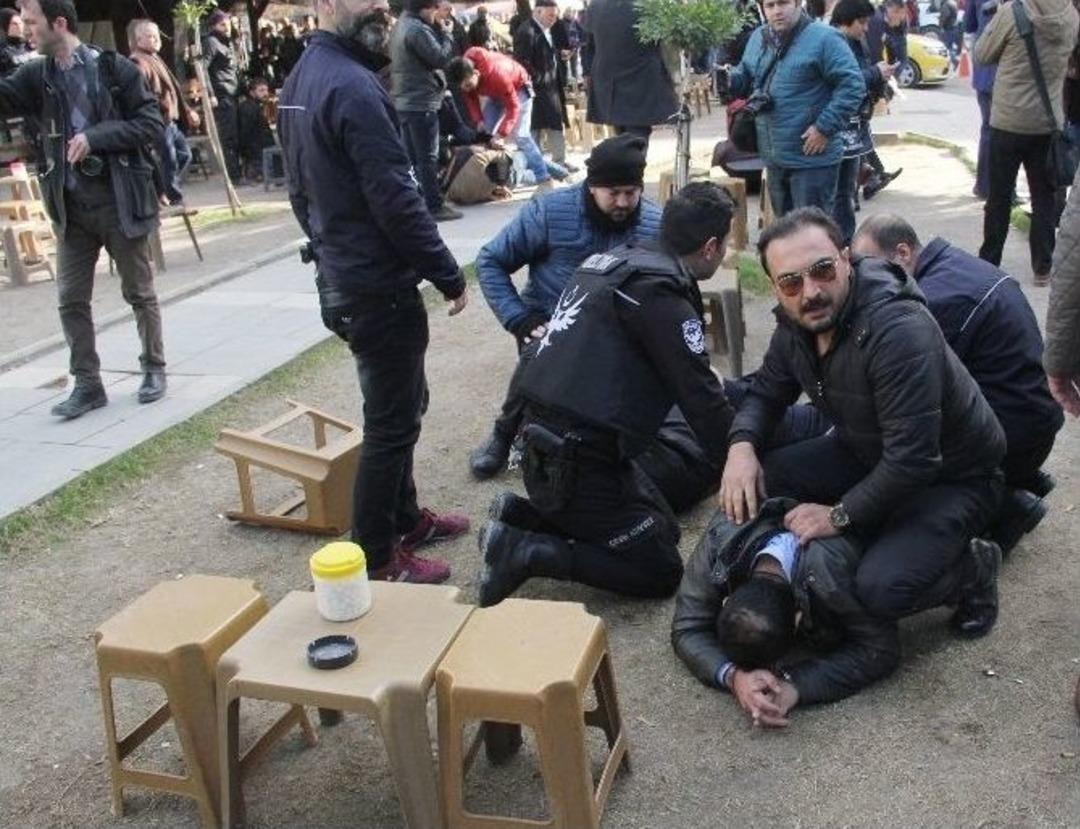 Adliye &Ccedil;ıkışı Silahlı Kavga: 4 Yaralı