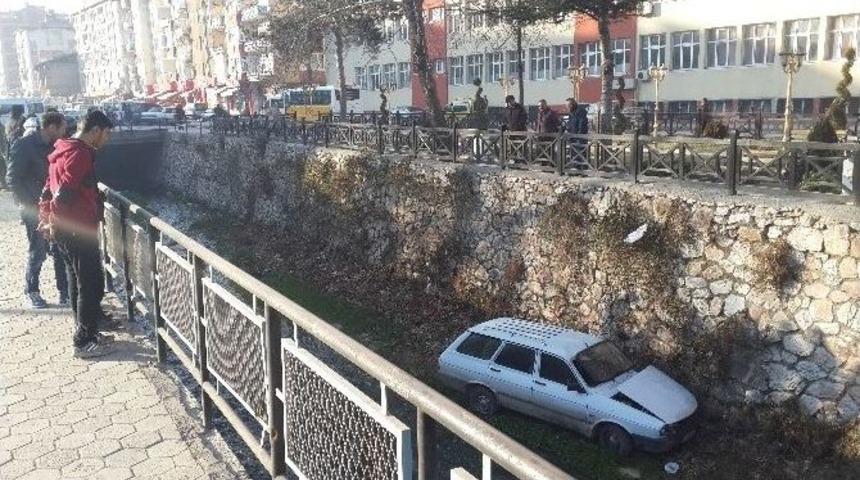 Tokat&rsquo;ta Otomobil Dereye U&ccedil;tu: 1 Yaralı