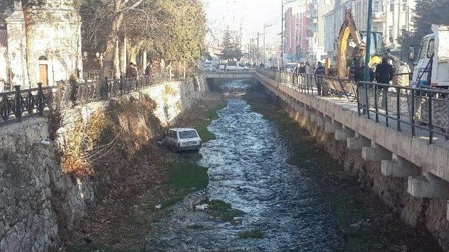 Tokat’ta Otomobil Dereye Uçtu: 1 Yaralı