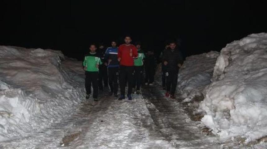 Eksi 25 Derece Ve 1.5 Metrelik Karda Idman Yapıyorlar