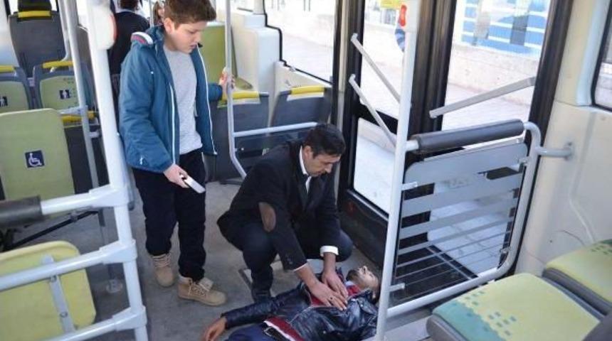 Otob&uuml;ste Kalp Krizi Ge&ccedil;iren Yolcuyu Şof&ouml;r Hayata D&ouml;nd&uuml;rd&uuml;