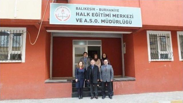 Burhaniye’ De Kaymakam Öner Halk Eğitimi Merkezini Ziyaret Etti