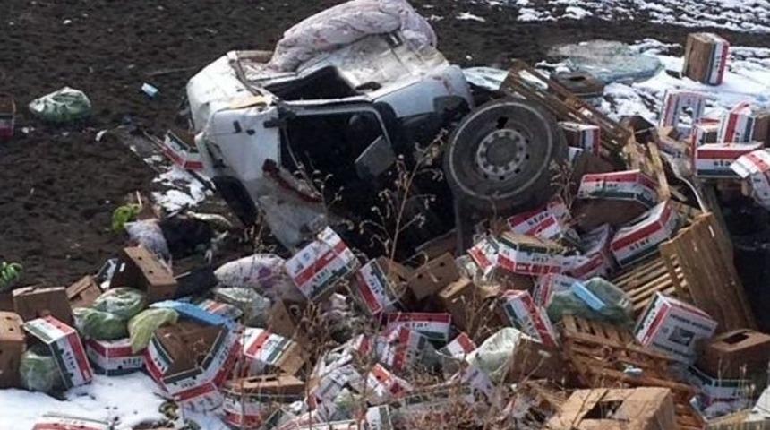 Muz Y&uuml;kl&uuml; Tır Şarampole Devrildi: 1 &Ouml;l&uuml;