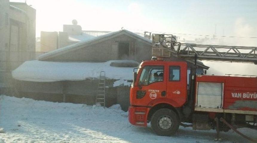 &Ouml;zalp İl&ccedil;esinde Korkutan Yangın