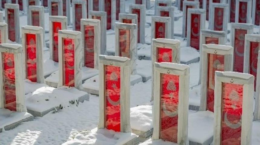 Şehitlerin Kefeni Kar