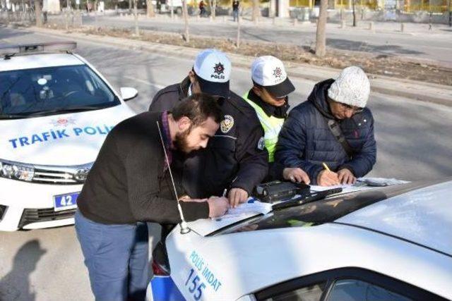 Trafik Polisi, Toplu Taşıma Araçlarına Sivil Binip, Ihlal Yapanlara Ceza Yazıyor