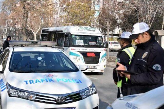 Trafik Polisi, Toplu Taşıma Araçlarına Sivil Binip, Ihlal Yapanlara Ceza Yazıyor