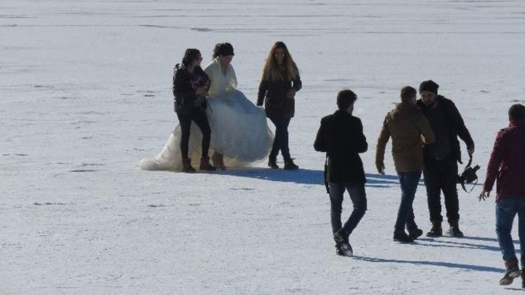 Donan G&ouml;lde Motosikletli Gen&ccedil;ler Drift Yapıp Tekne Kaydırdı