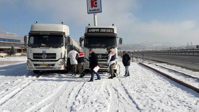 Tır’da Uyuyan 2 İranlı Karbonmonoksit Gazından Zehirlenerek Öldü