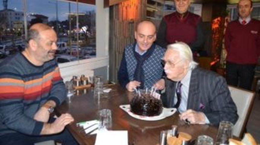 Eşref Kol&ccedil;ak&rsquo;a 90. Yaş G&uuml;n&uuml; S&uuml;rprizi