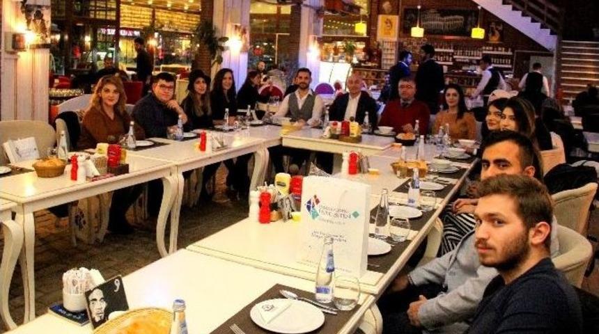 Avrupa Yolundaki &Ouml;ğrenciler Rekt&ouml;r Yılmaz&rsquo;la Yemekte Bir Araya Geldi