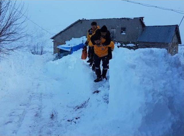 Sağlık Görevlisi, Hastayı Sırtında Taşıdı