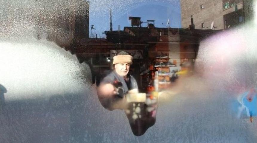 Buz Tutan Vitrin Camına Sa&ccedil; Kurutma Makinesiyle &Ccedil;are