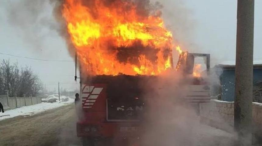 Donan Yakıt Deposunu Ateşle Isıtırken Kamyonunu Yaktı