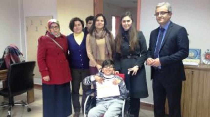 Belediyeden Engelli &Ouml;ğrenciye Tekerlekli Sandalye S&uuml;rprizi