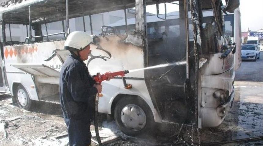 Park Halindeki Midib&uuml;s Yandı