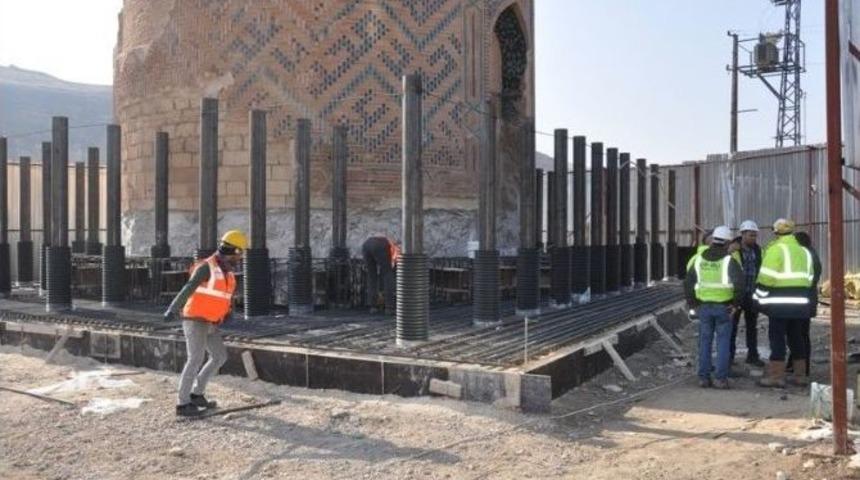 Hasankeyf&rsquo;teki Zeynel Bey T&uuml;rbesi Taşınıyor