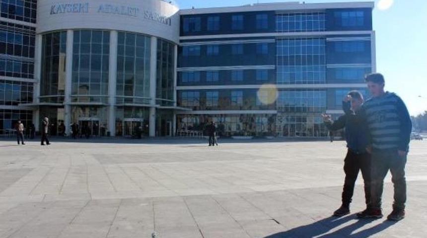 Annelerini Beklerken Adliye &Ouml;n&uuml;nde Bilye Oynadılar