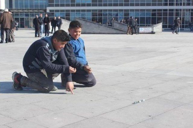 Annelerini Beklerken Adliye Önünde Bilye Oynadılar