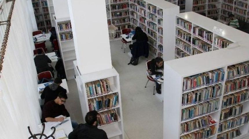 K&uuml;t&uuml;phaneler Teknolojiye Boyun Eğmiyor