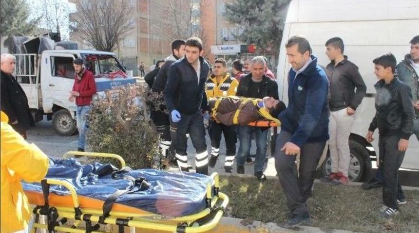 Kamyonet Park Halindeki Minib&uuml;se &Ccedil;arptı: 1 Yaralı