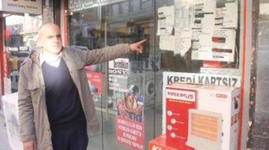 Bor&ccedil;lu M&uuml;şterilerinin Listesini Cama Astı