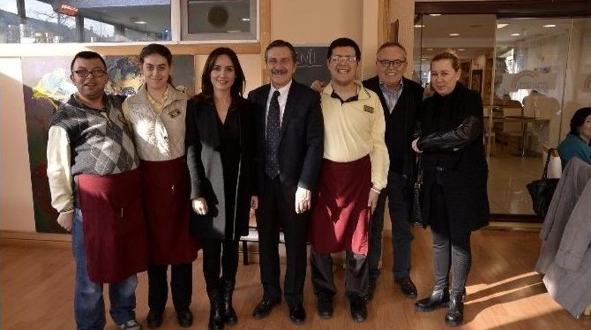 Nazlı &Ccedil;elik&rsquo;ten G&ouml;kkuşağı Kafe&rsquo;ye &Ouml;vg&uuml;