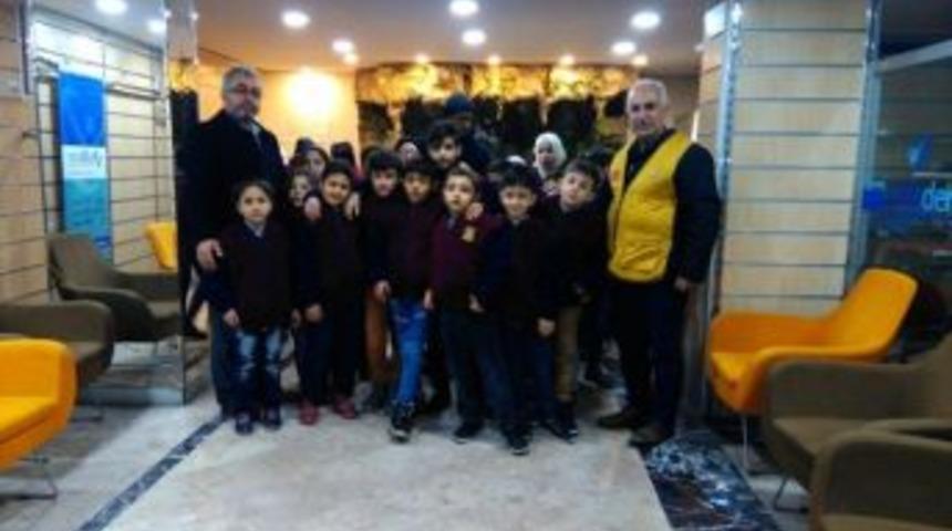 Suriyeli &Ouml;ğrencilere Mont Yardımı