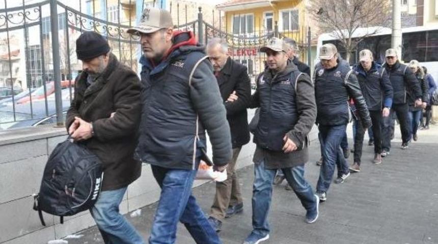 Fet&ouml; Ş&uuml;phelisi 13 Emniyet Mensubu Adliyede